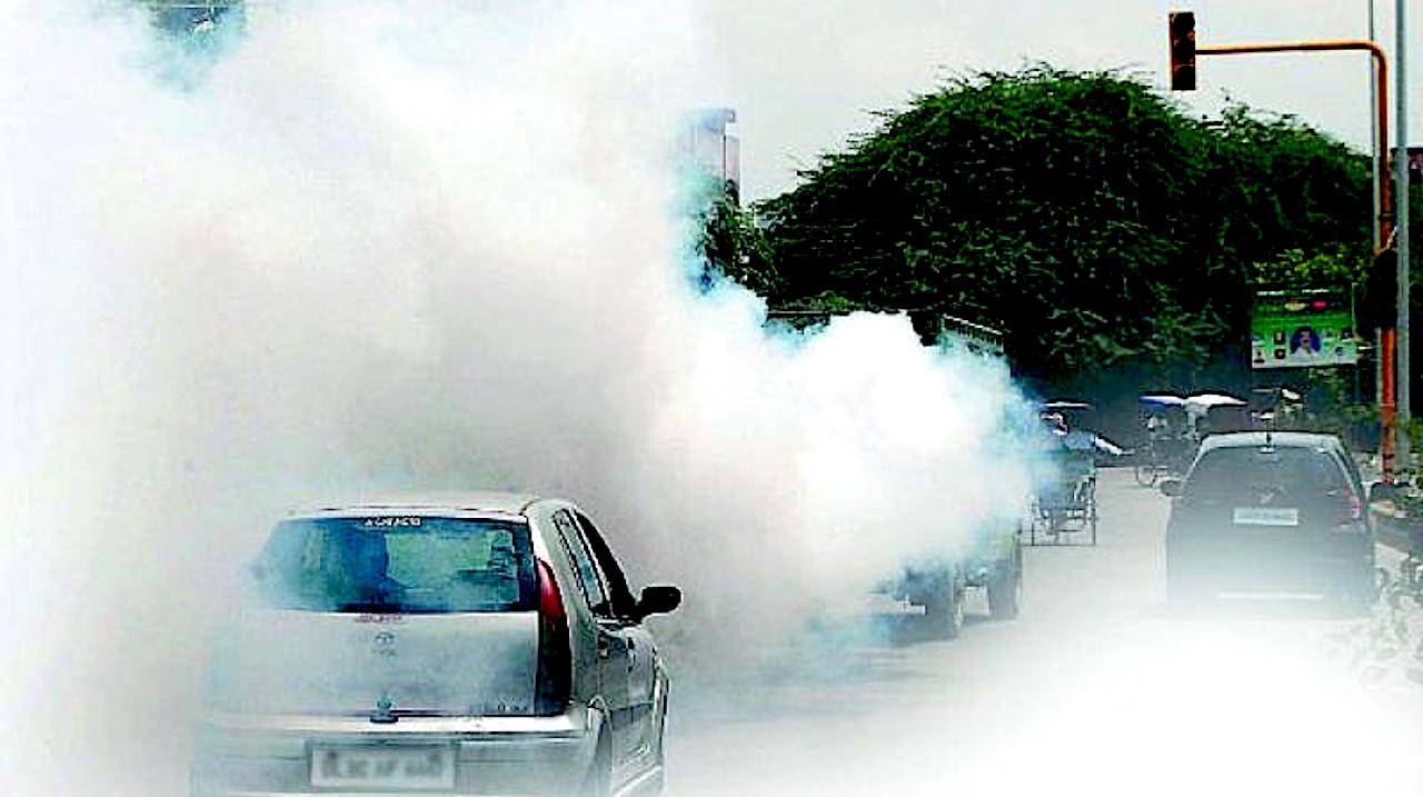 Выхлопные газы машин. Автомобиль источник загрязнения. Загрязнение воздуха автотранспортом. Загрязнение атмосферного воздуха автотранспортом. Загрязнение от автотранспорта.